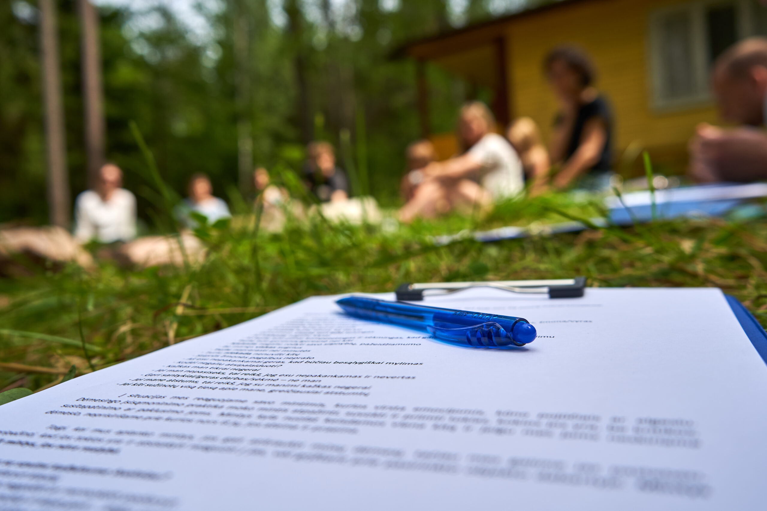 Crédit d'impôts papier posé sur la pelouse d'un jardin